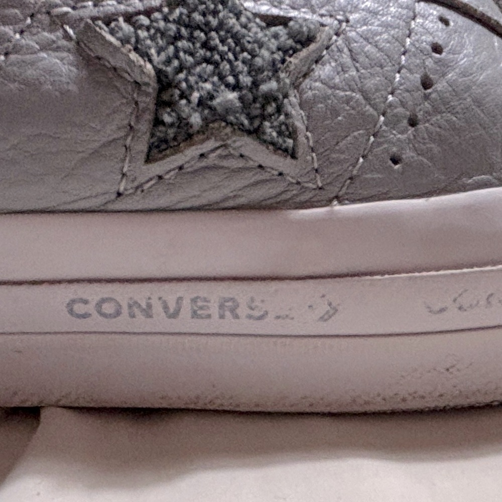 Women's leather chuck taylor all stars size 9